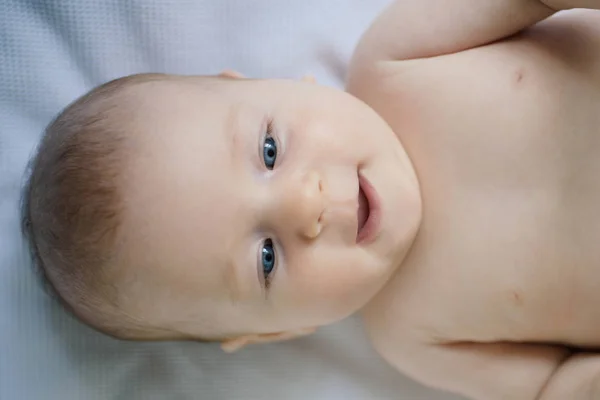 Feliz bebé recién nacido. Recién nacido feliz sonriendo. Cuidado de la salud para el bebé feliz. Vacunación e inmunización. Cuidado de la salud infantil. No esperes, vacuna. Programa de vacunación — Foto de Stock