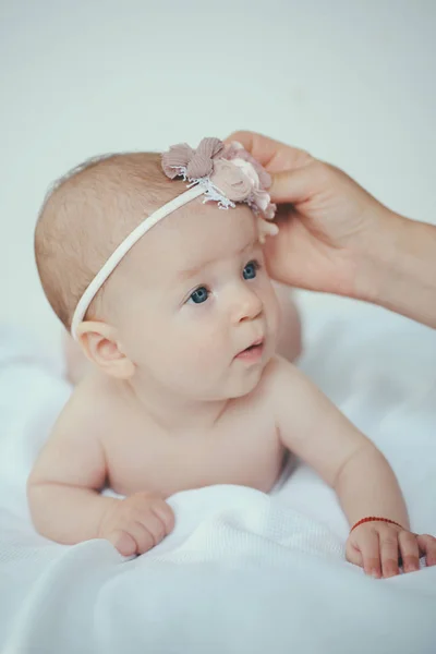 Loja de artigos de bebê para bebê recém-nascido feliz. Loja de bebés para recém-nascidos. Amor e cuidado para o bebê feliz. Aproveite o seu tempo na nossa loja. Mãe cuidado em tudo o que fazemos — Fotografia de Stock