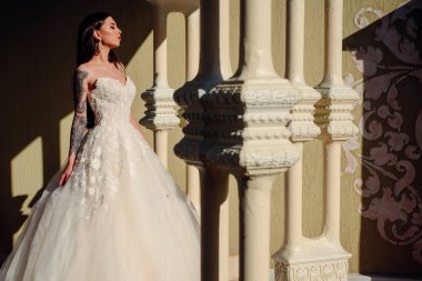 kadın düğün için hazırlanıyor. Şık düğün salonu gelin için bekliyor. Güzel gelinlik butik. Mutlu Gelin düğünden önce. Harika gelin kıyafeti. Aileye hoş geldin. Nişan