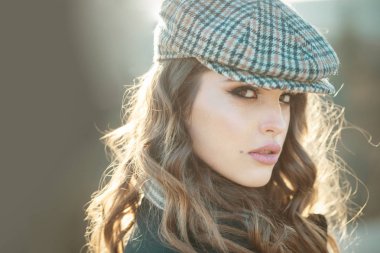 Güzellik ve moda bak. Onun seçimi kendinden emin. Retro moda makyaj, Paris kadınla. Vintage kadın makyaj ile. Sonbahar bere kıvırcık saçlı kız Fransız. Moda arıyorsunuz