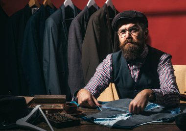Bu yeterince iyi. Her şey mükemmel olmalı. Retro modern terzilik atölye. Sakallı adam terzi dikiş ceket. mekanizasyon dikiş. mağaza moda showroom uygun. iş elbise kodu. El yapımı
