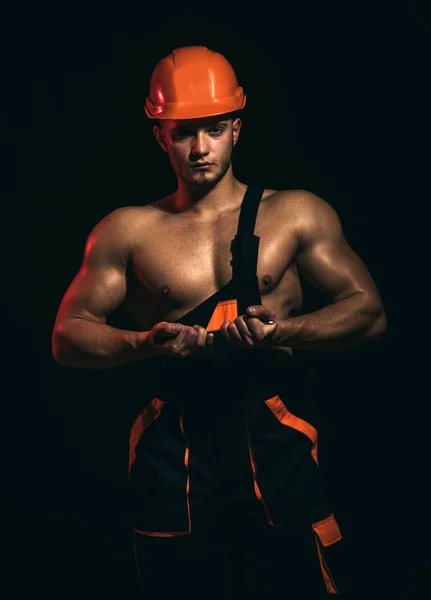 Wij zijn solide als staal. Werknemer of workman in harde hoed. Gespierde man bocht nagel. Sterke man met gespierde armen. Bouwvakker of bouwer met biceps, triceps. Hardwerkende en geëngageerde — Stockfoto