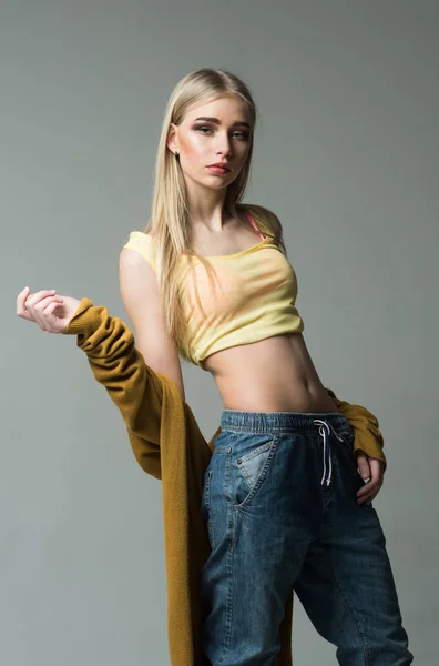 Mujer Hipster con maquillaje de moda. Retrato de mujer de moda. Belleza y look de moda de modelo de moda. Hip hop chica con el pelo de moda. mujer manteniendo el blog de moda. Ella es muy linda. — Foto de Stock