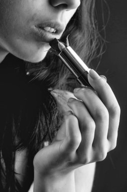 kırmızı gül ruj ile eller