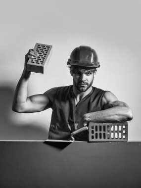 Seksi kaslı erkek yapıcı.