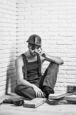 Seksi kaslı erkek yapıcı.