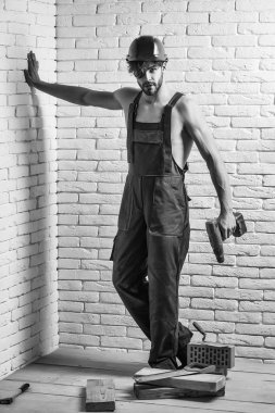 Seksi kaslı erkek yapıcı.