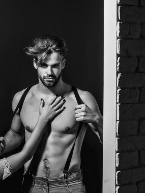 Yakışıklı kaslı seksi adam.