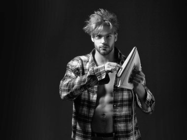 Demir ile tişörtlü adam