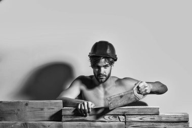 Seksi kaslı erkek yapıcı.