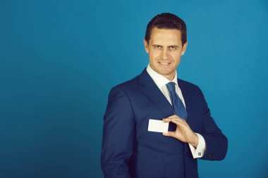 banka veya iş kartı ile gülümseyen adam