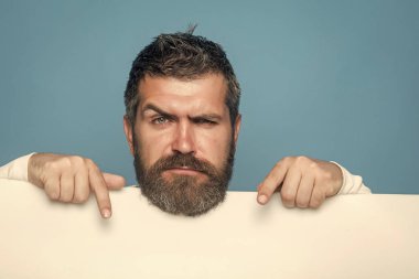 Hipster üzgün yüz ile tutun kağıt.