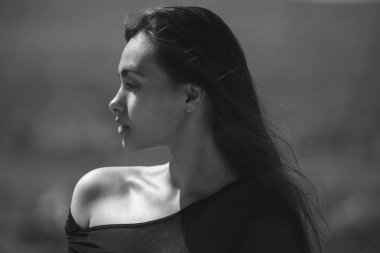 Uzun, esmer saçlı güzel kadın