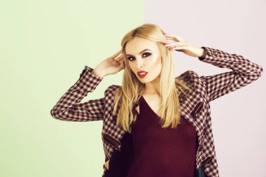 güzel kız makyaj giysi ve moda ceket ile