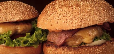 Lezzetli burger. Büyük lezzetli iştah açıcı taze hamburger yeşil salata kırmızı domates peynir