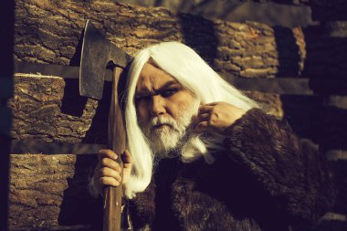 Balta ile yaşlı adam