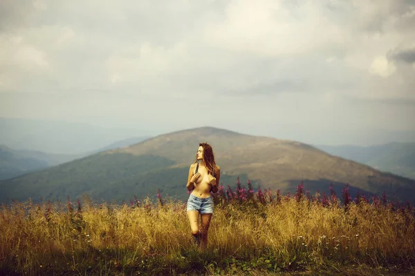 Linda chica desnuda en el campo — Foto de Stock