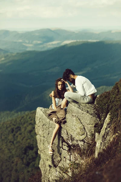 Dağ tepe üzerinde Romantik Çift — Stok fotoğraf