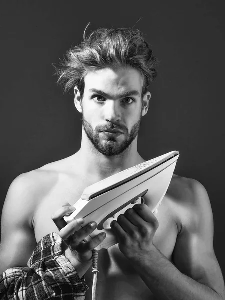 Sexy naakte man houdt ijzer — Stockfoto