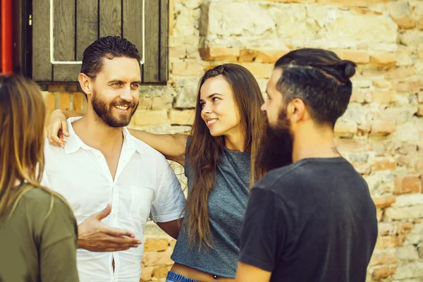 Smilling paar met vrienden — Stockfoto