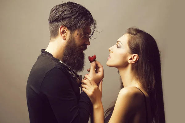 セクシーなカップルは赤いいちごを食べる — ストック写真