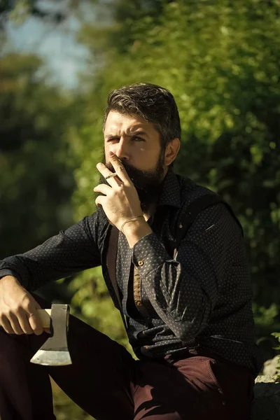 Homem fumando com machado — Fotografia de Stock