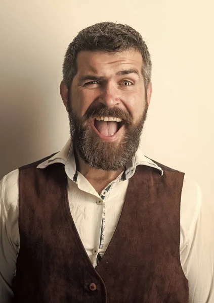 Homem com longa barba no rosto feliz — Fotografia de Stock