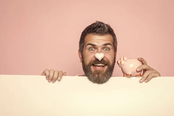 Homem com barba na cara feliz segurar porquinho banco, caixa de dinheiro — Fotografia de Stock