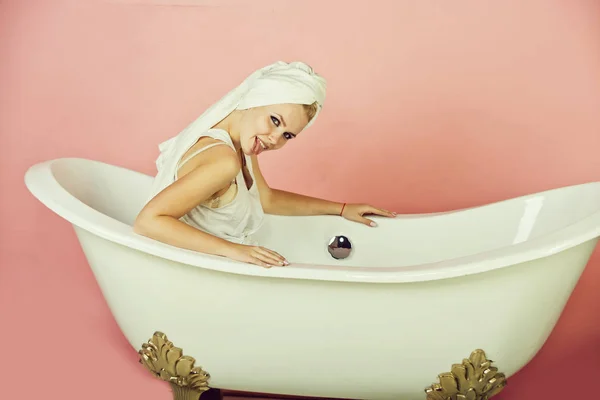 Femme avec turban serviette assis dans une baignoire blanche — Photo