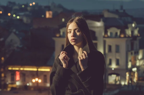 漂亮的女人，黑色的外套在夜晚的城市 — 图库照片
