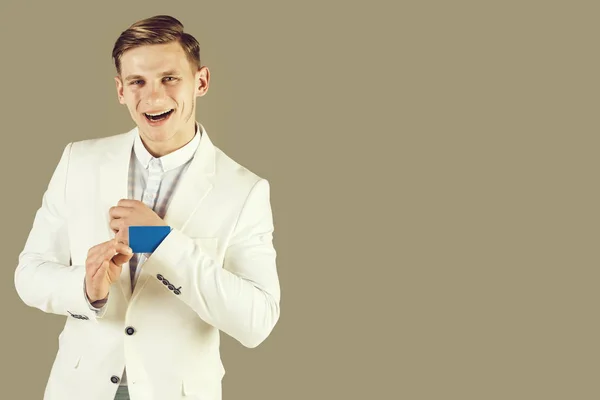 Empresário sorrindo em jaqueta branca e camisa — Fotografia de Stock