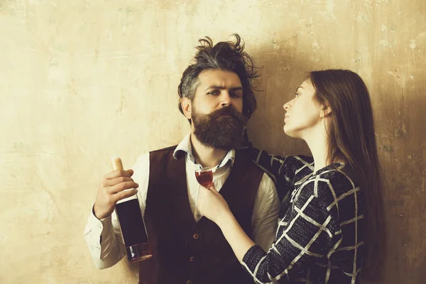 Žena se sklem při pohledu na muže s lahví vína — Stock fotografie