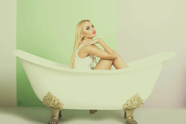 Badewanne weiße Farbe mit sexy Frau oder junges Mädchen — Stockfoto