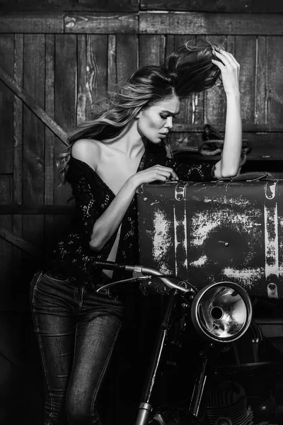 Şık sarışın, uzun saçlı ve bavul üzgün şirin motorcu — Stok fotoğraf