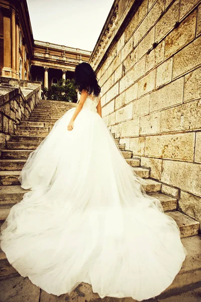 Молодая красивая невеста в платье — стоковое фото