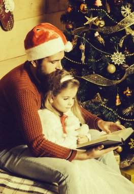 Sakallı Noel Baba ve kız okuma
