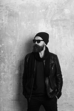 Hipster deri ceket ve gözlük ile şapka.