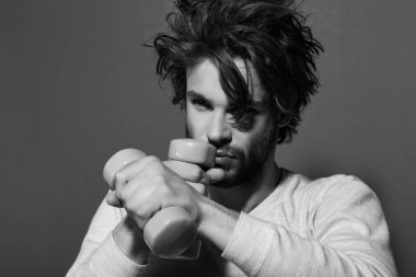 adam sabah egzersiz yaparak halter egzersiz