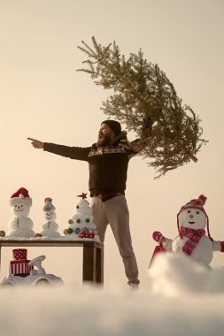 Xmas ağacı beyaz gökyüzü üzerinde yükselterek yenilikçi