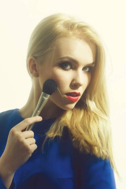 Kırmızı dudaklar toz yüz fırça ile uygulayarak kadınla