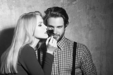 Adam ve kız kırmızı likör bardak ile poz