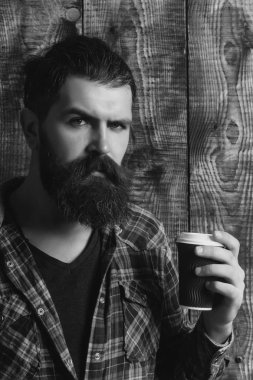 mavi plastik bardak tutan adam