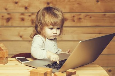 Bilgisayar ve telefon ile küçük çocuk