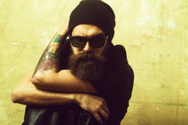 Hipster deri ceket ve gözlük ile şapka.