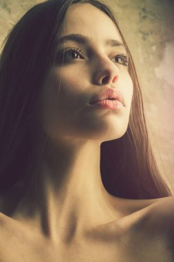 seksi dudaklar ve uzun saçlı çok seksi kadın yüzü