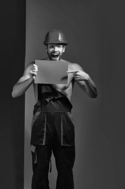 Seksi kaslı erkek yapıcı.