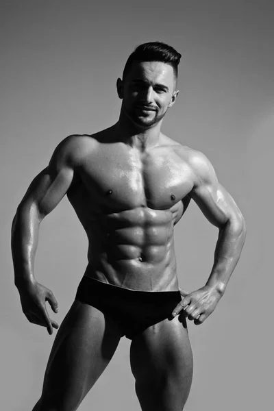 남자 속옷 바지에 근육 질의 몸매와 미소 — 스톡 사진