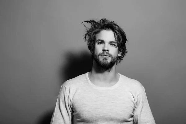 Cheveux et barbe de l'homme en sous-vêtements blancs — Photo