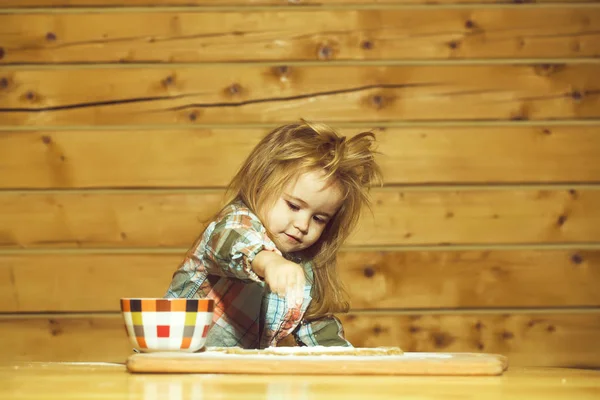 Schattig kind koken met deeg, meel en kom op hout — Stockfoto