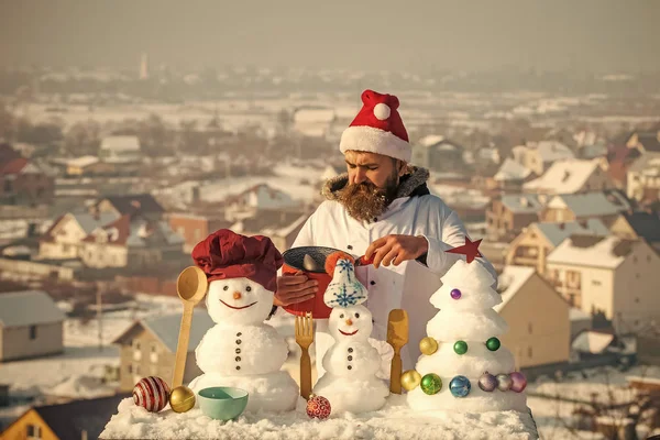 Koken, sneeuwpoppen en sneeuw kerstboom op blauwe hemel — Stockfoto